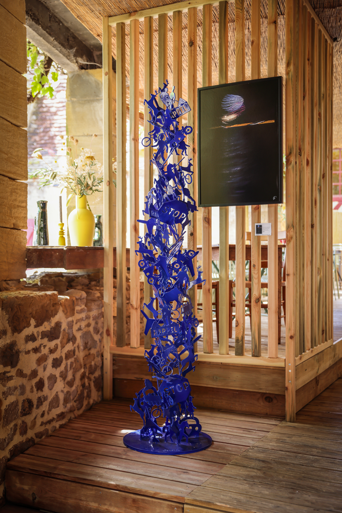 Une Magnifique sculpture de Fernando Costa vous accueil à la Table Costa